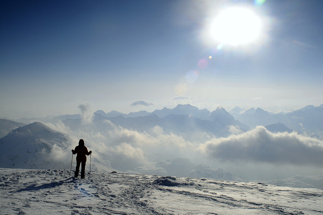 Skifahrer im Gegenlicht, Diavolezza, Pontresina, Oberengadin, Graubünden, Schweiz