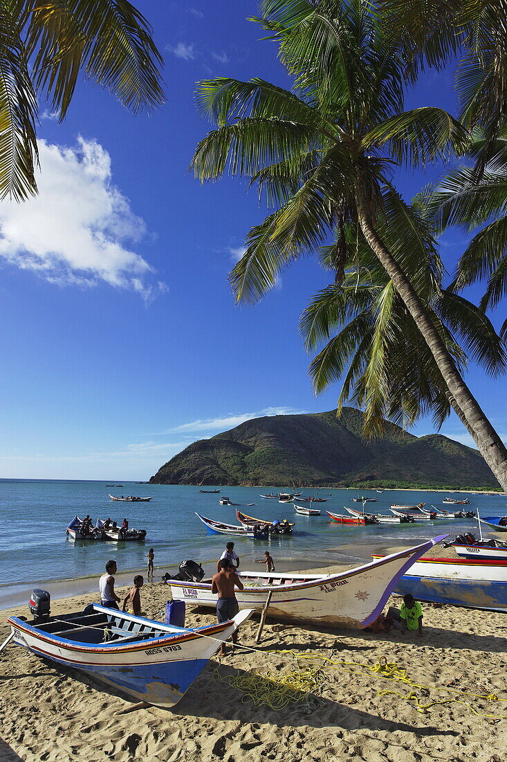 Fischerboote am Strand von Playa Galera, Juangriego, Isla Margarita, Nueva Esparta, Venezuela