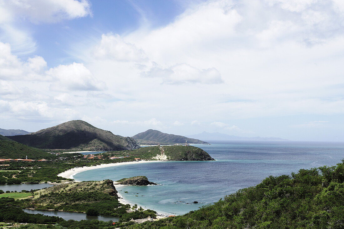 Blick entlang der Küste, Playa Puerto La Cruz, Nueva Esparta, Venezuela