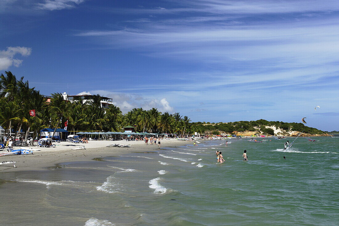 Touristen baden am Playa El Yaque, Isla Margarita, Nueva Esparta, Venezuela