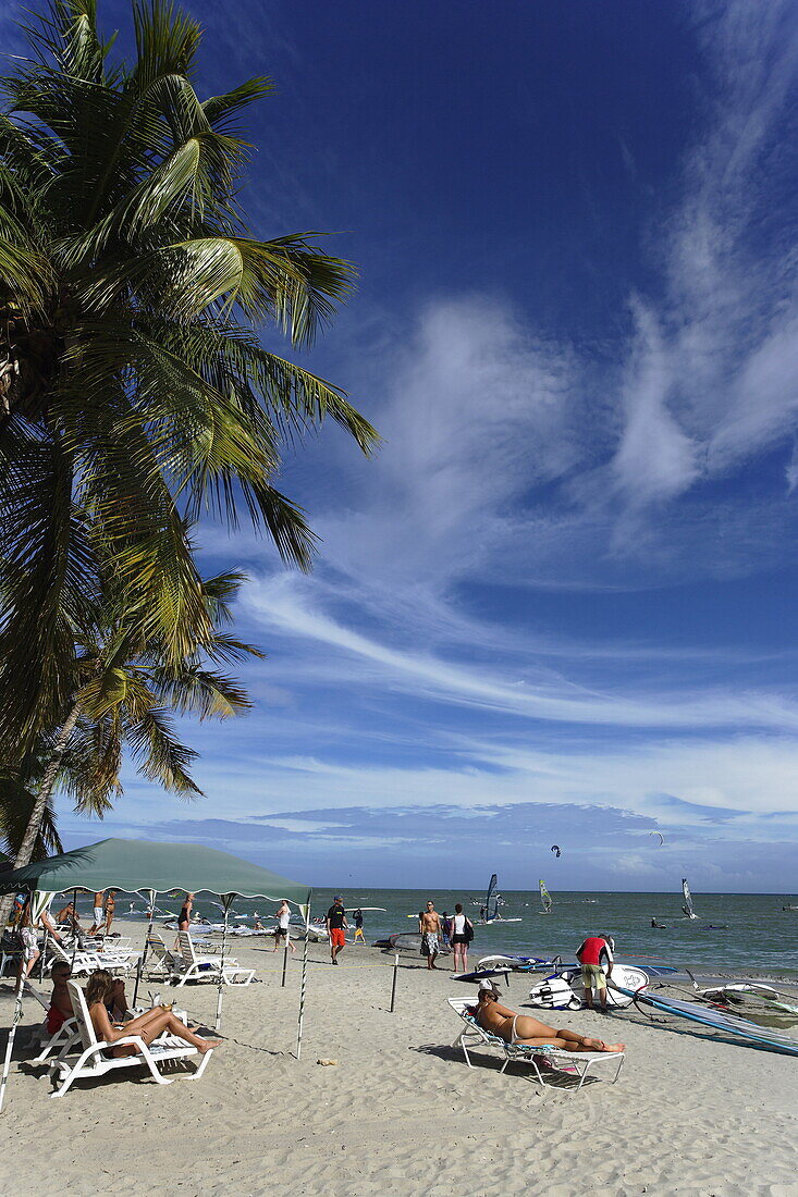 Touristen sonnen sich am Strand von Playa El Yaque, Isla Margarita, Nueva Esparta, Venezuela