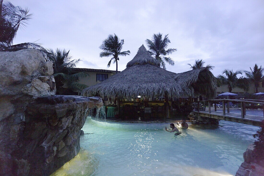 Poolbar am Abend, Hotel Pueblo Caribe, Playa el Tirano, Isla Margarita, Nueva Esparta, Venezuela