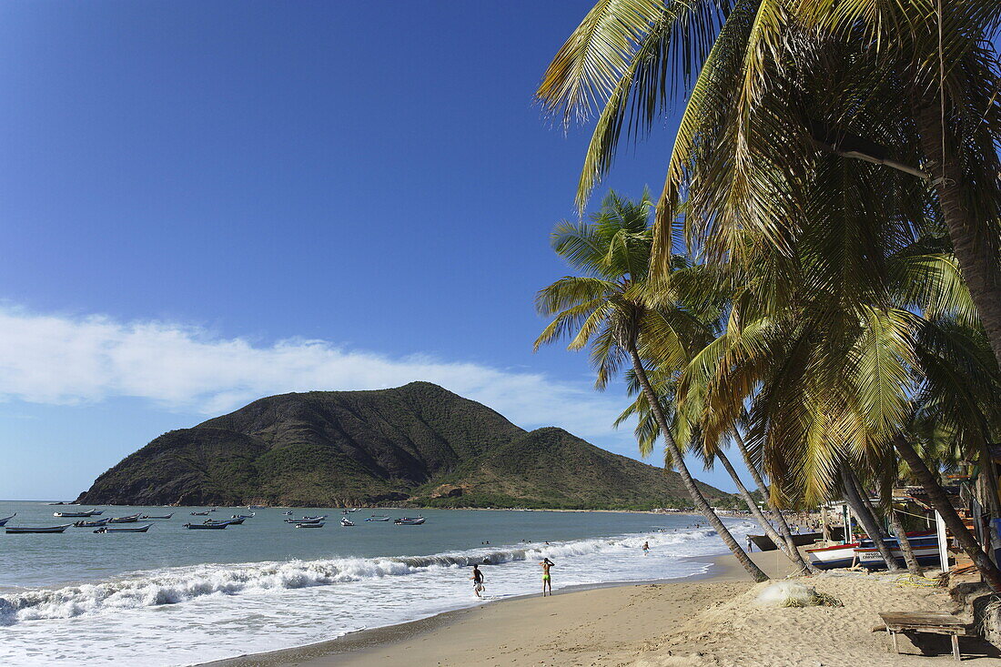 Paar joggt am Strand, Playa Galera, Juangriego, Isla Margarita, Nueva Esparta, Venezuela