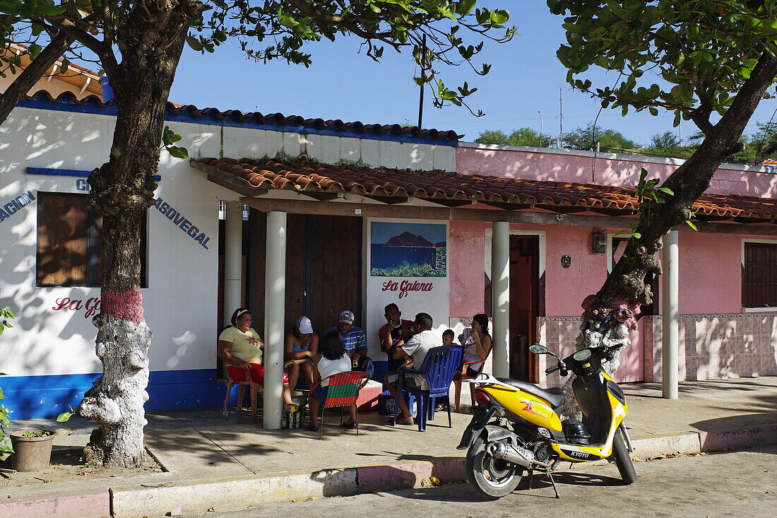 Leute sitzen vor einem Haus, Playa Galera, Juangriego, Isla Margarita, Nueva Esparta, Venezuela