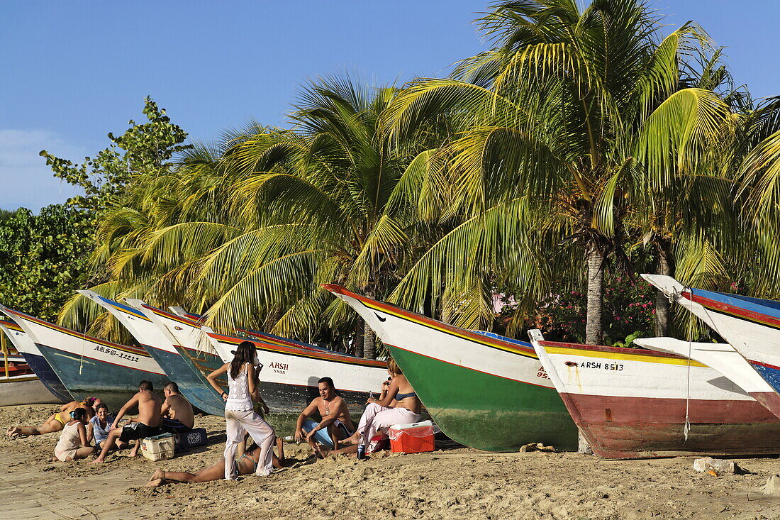 Leute sonnen sich am Strand, Playa Zaragoza, Pedro Gonzales, Isla Margarita, Nueva Esparta, Venezuela