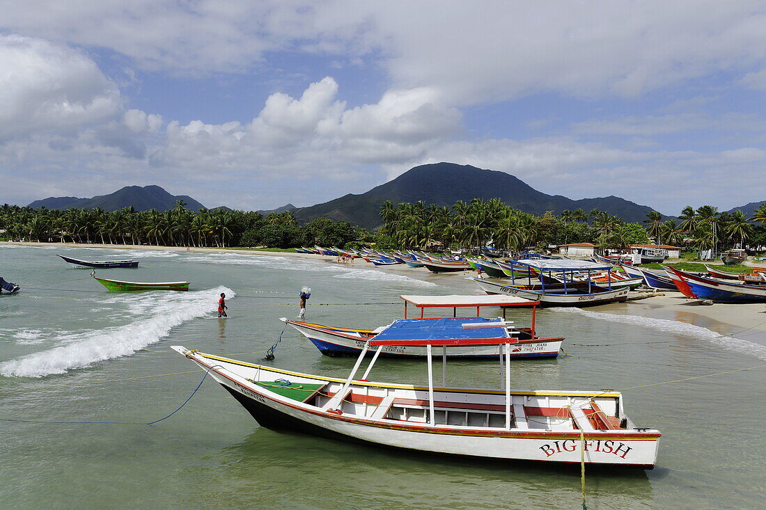 Fischerboote am Strand von Playa El Tirano, Isla de Margarita, Nueva Esparta, Venezuela