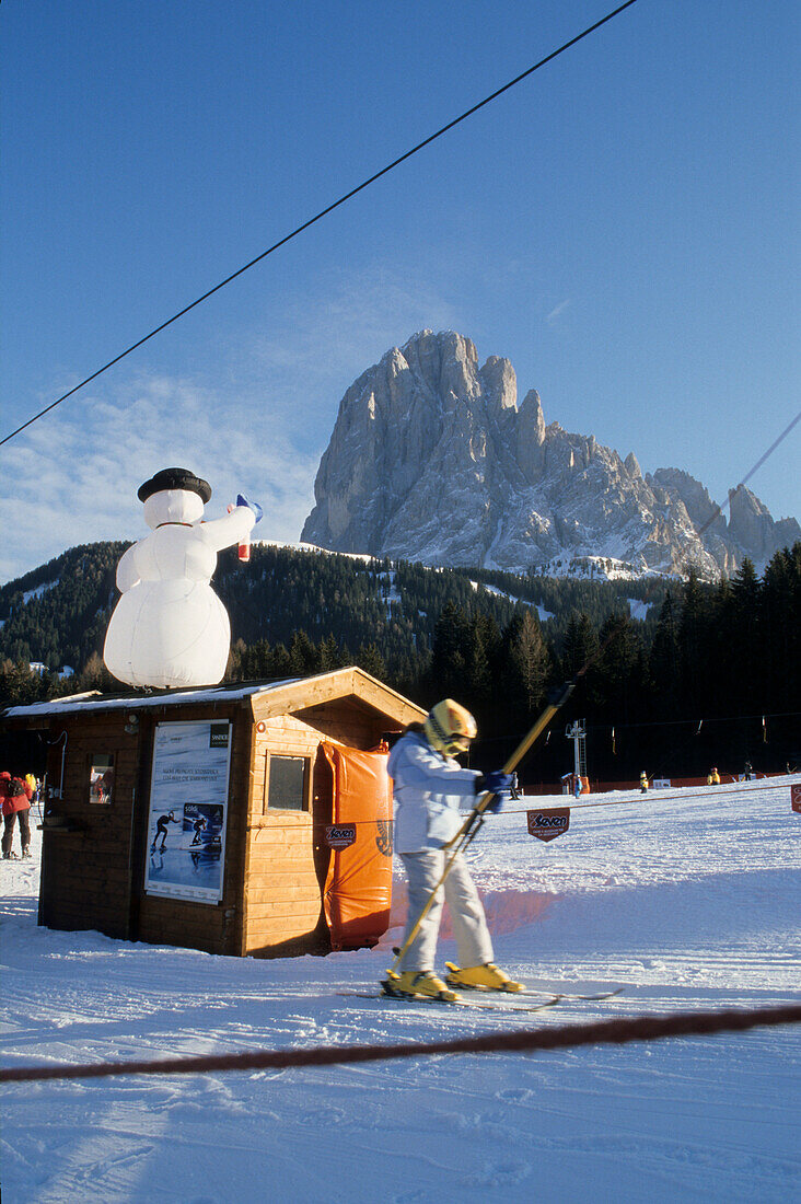 Kind fährt mit dem Schlepplift, Skilift, Skifahrer, Skifahren, Winter, Seiseralm, Sella, Dolomiten, Südtirol, Italien