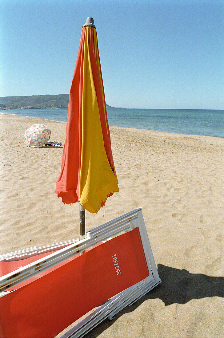 Liegestuhl mit Sonnenschirm am Strand, Meer, Castellabate, Cilento, Italien
