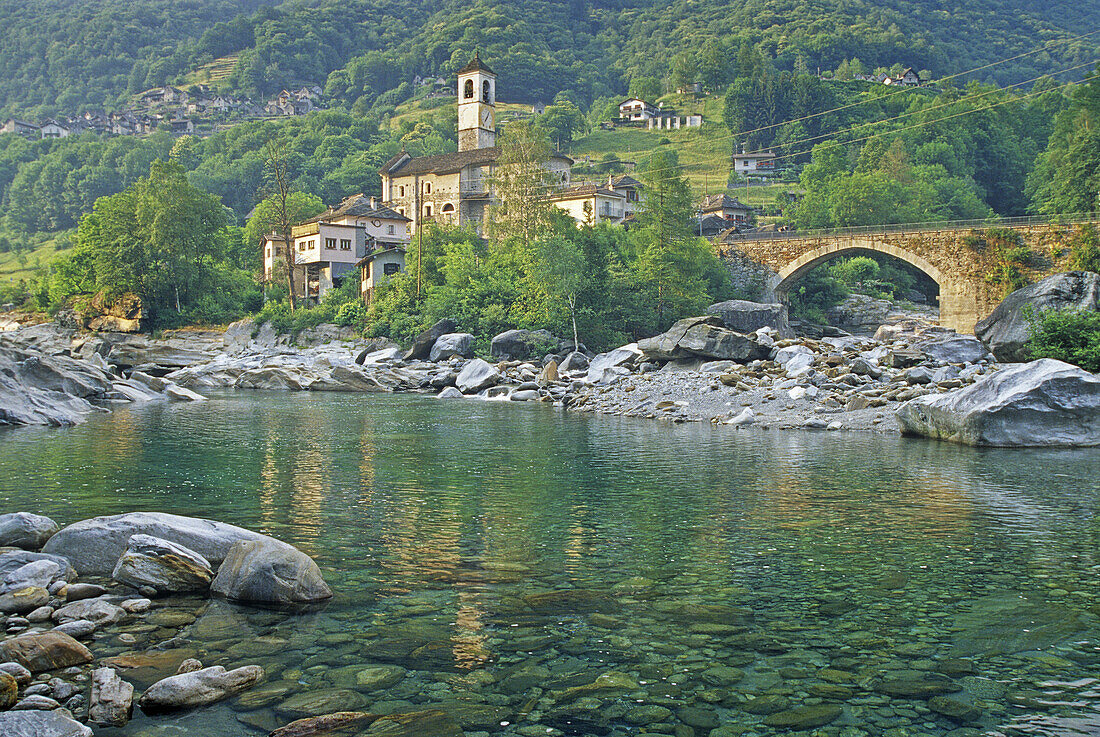 Das Dorf Lavertezzo an einem Fluss, Valle Verzasca, Tessin, Schweiz, Europa