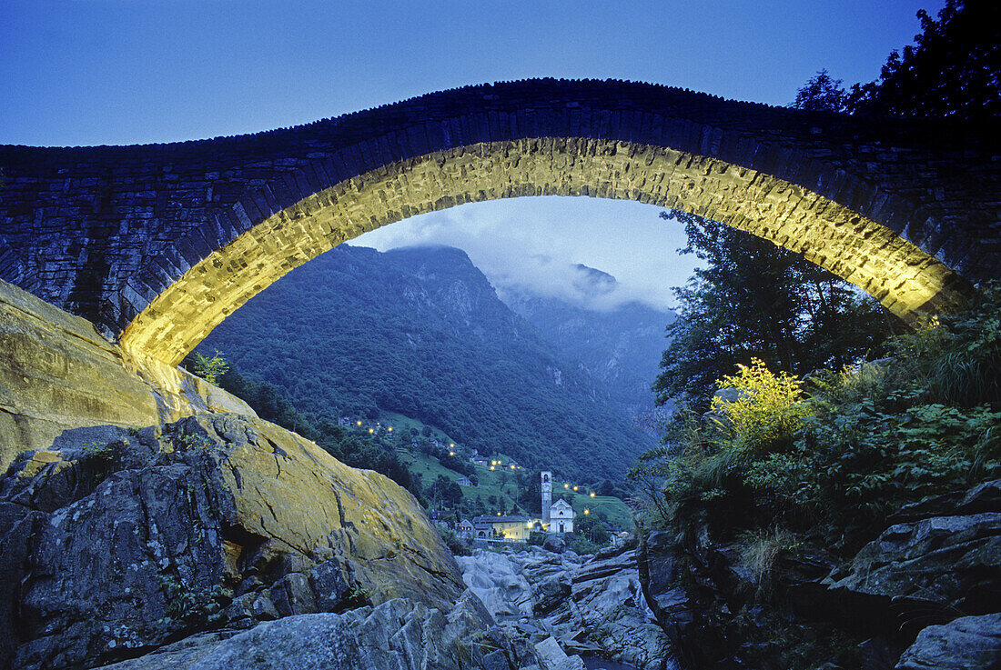 Die beleuchtete Steinbrücke Ponte dei Salti am Abend, Valle Verzasca, Tessin, Schweiz, Europa