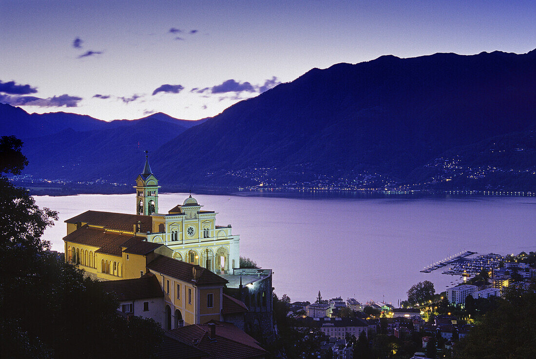 Die beleuchtete Kirche Madonna del Sasso am Abend, Locarno, Lago Maggiore, Tessin, Schweiz, Europa