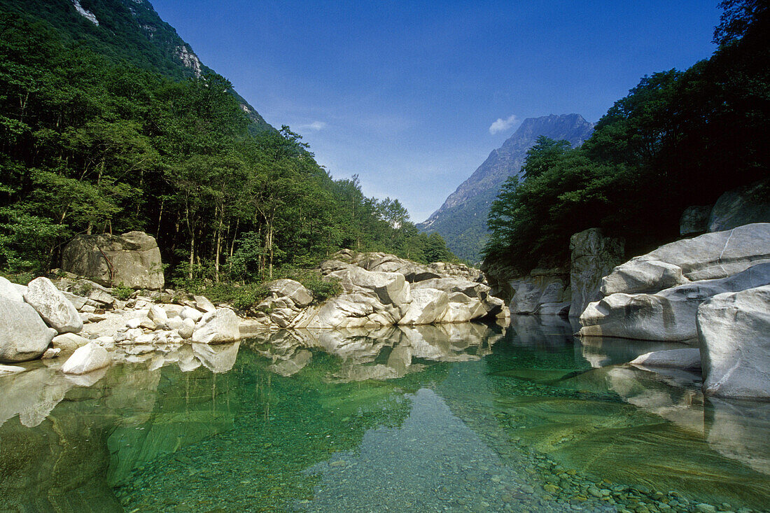 Bergsee unter blauem Himmel, Valle Verzasca, Tessin, Schweiz, Europa