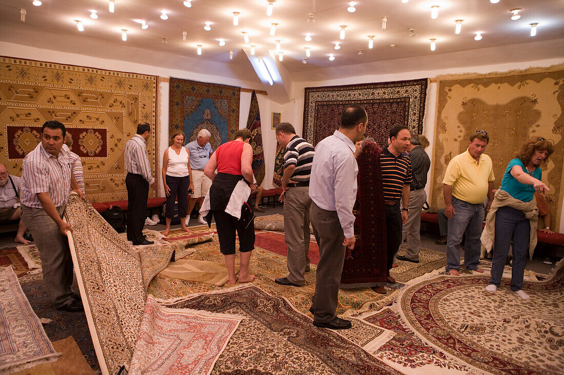 Menschen betrachten Teppiche in einer Teppichfabrik, Dalyan, Türkei, Europa