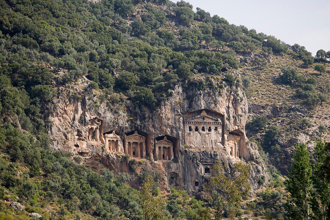 Lykische Felsengräber in einem Berghang, Dalyan, Türkei, Europa