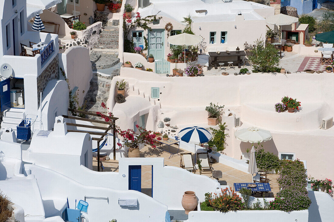 Terrassen im Sonnenlicht, Oia, Santorin, Kykladen, Griechenland, Europa