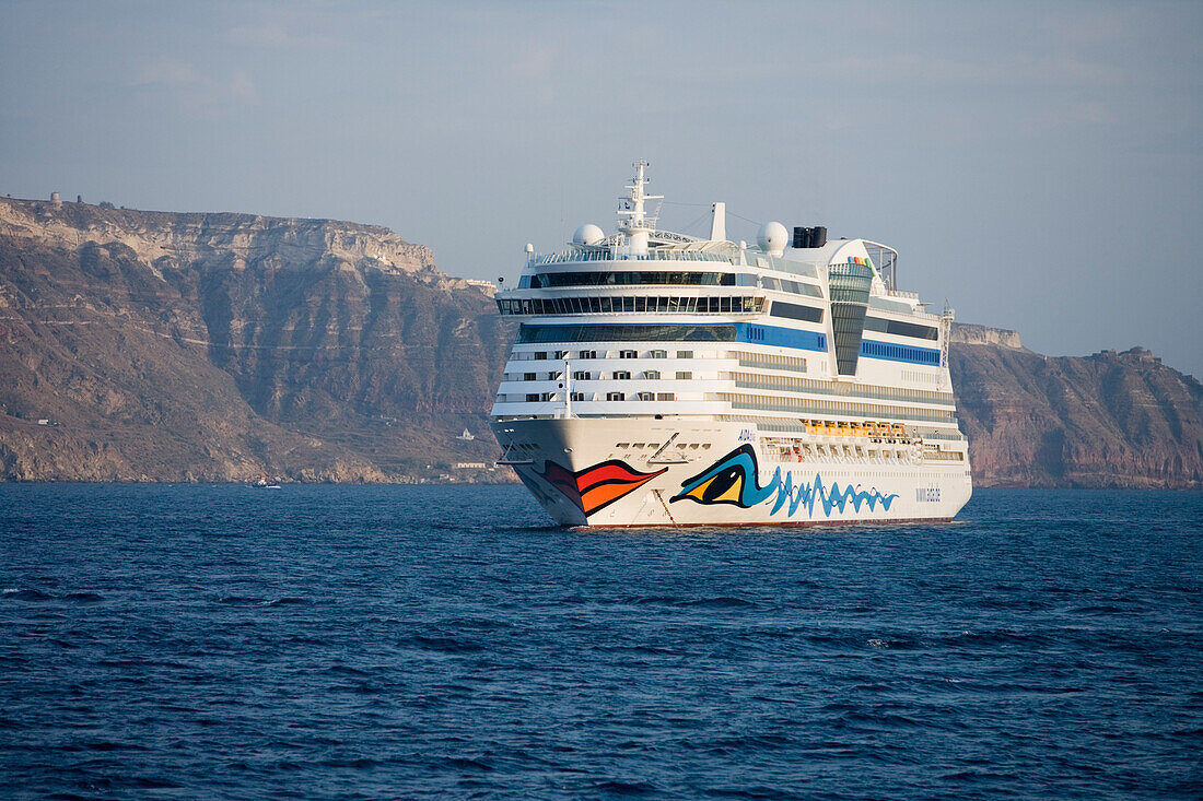 Kreuzfahrtschiff AIDAdiva liegt vor der Küste vor Anker, Santorin, Kykladen, Griechenland, Europa