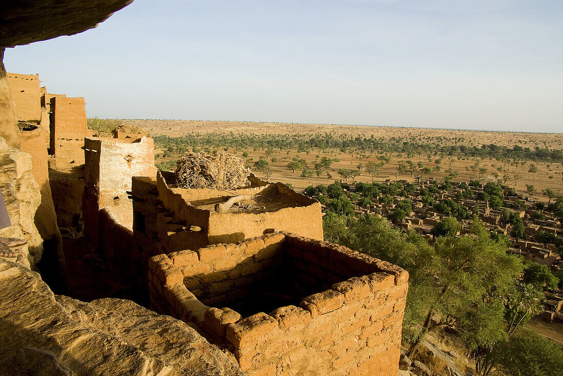 Mali. Sahel. Dogon Land. Village of Ende.Traditional architecture. Unesco World Heritage Site. Cliffs of Bandiagara.