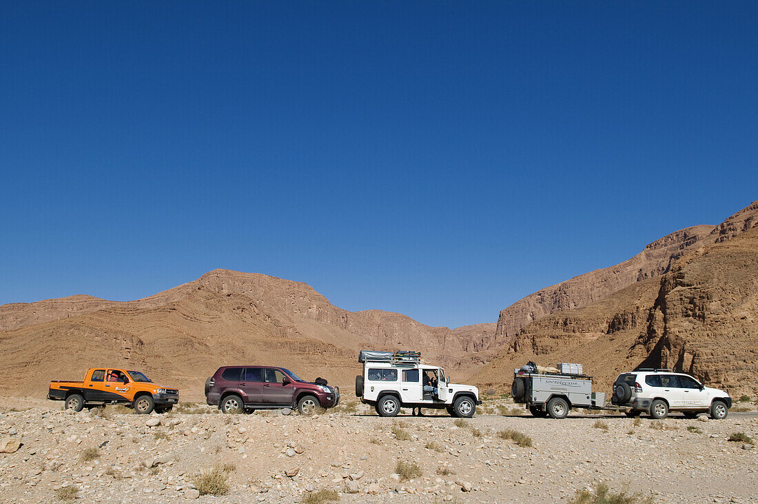 4x4, Abenteuer, Aussen, Berg, Berge, Draussen, Fahrzeug, Fahrzeuge, Farbe, Ferien, Geländefahrzeug, Geländefahrzeuge, Geländewagen, Karawane, Karawanen, Lieferwagen, Mensch, Menschen, Reise, Reisen, Tageszeit, Urlaub, Verkehrsmittel, Wüste, Wüsten, A75-73