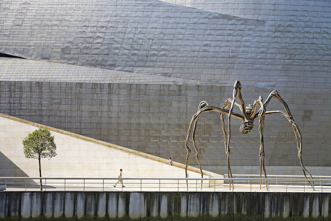 Spain,  Euskadi,  Biscaya,  City of Bilbao,  Guggenheim Museum built in 1997 by canadian architect Frank Gehry,  sculpture ´Maman´ by Louise Bourgeois