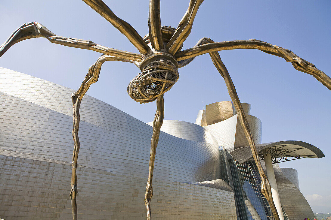 Spain,  Euskadi,  Biscaya,  City of Bilbao,  Guggenheim Museum built in 1997 by canadian architect Frank Gehry,  sculpture ´Maman´ by Louise Bourgeois