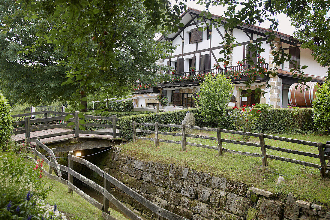 Typisches Landhaus Caserío, Restaurant Beko Errota, Hondarribia. Guipuzcoa, Baskenland, Spanien