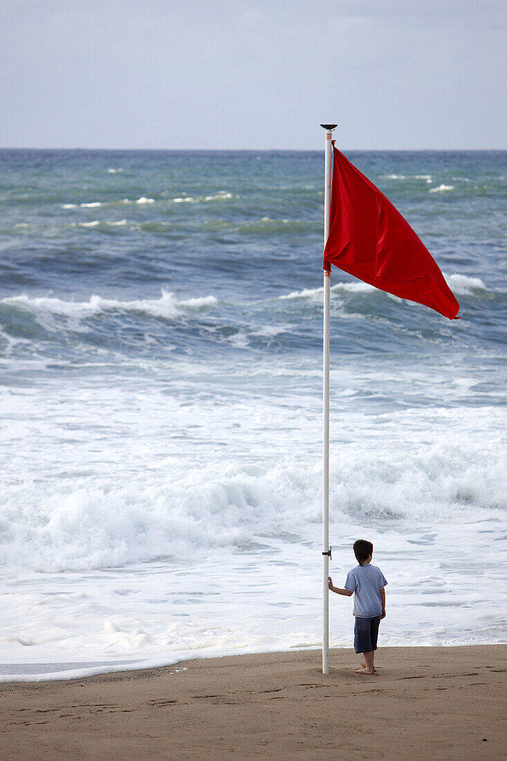 Rote Flagge am Strand von Zurriola, San Sebastian. Guipuzcoa, Baskenland, Spanien