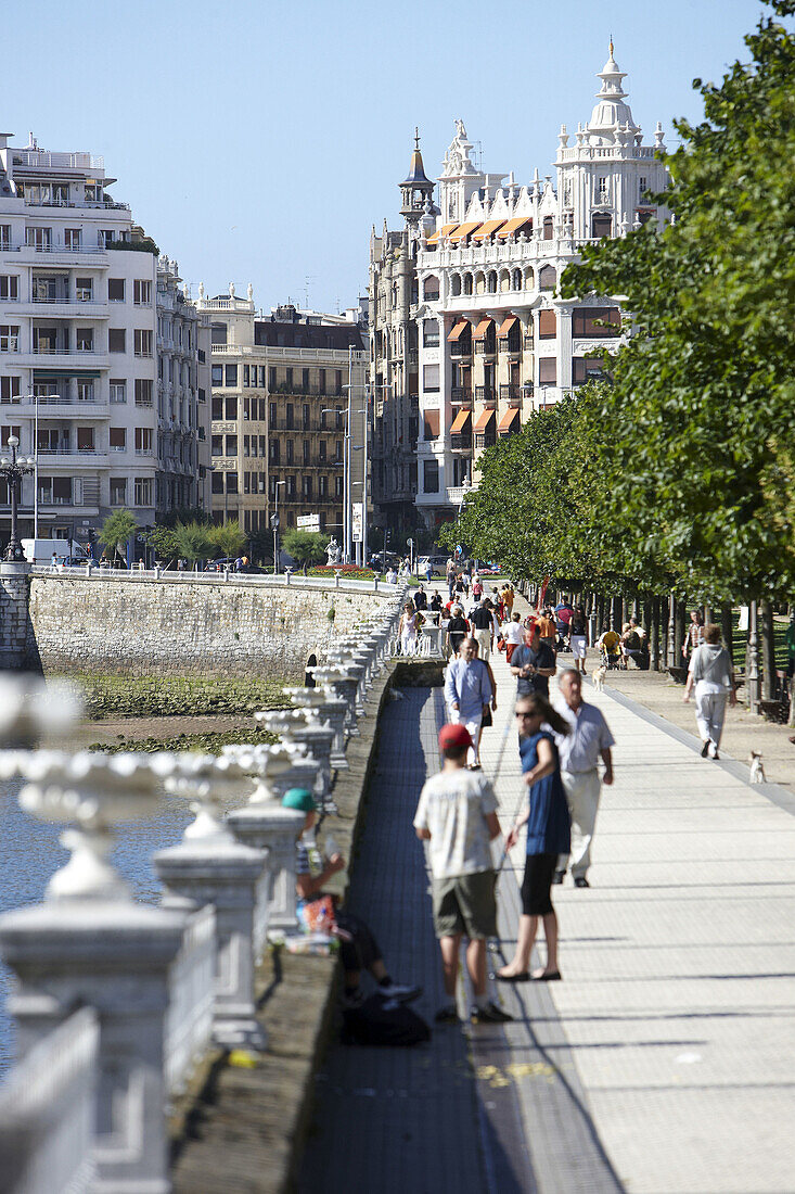 Paseo de Francia am Fluss Urumea, San Sebastian. Guipuzcoa, Baskenland, Spanien