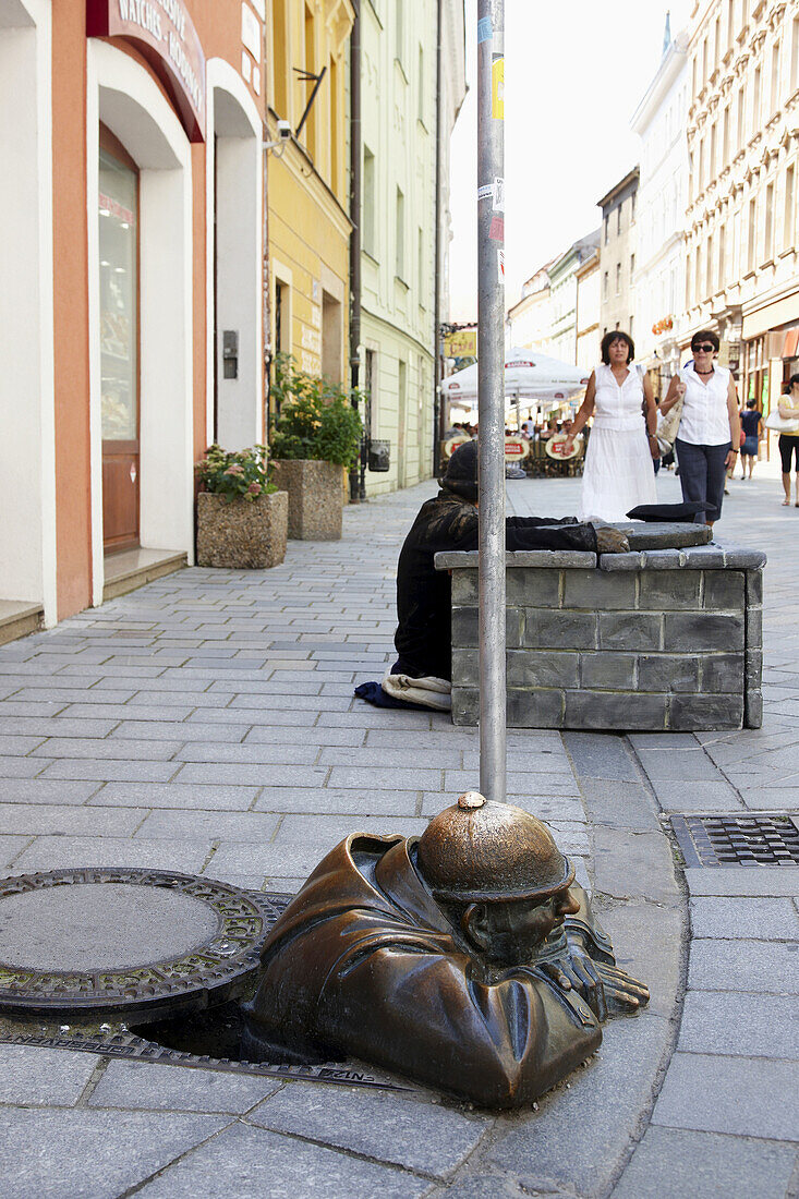 Gummihals-Statue, die aus einem Gullyloch ragt, Bratislava, Slowakei