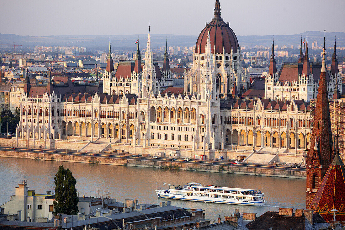 Parlament und Donau, Budapest, Ungarn