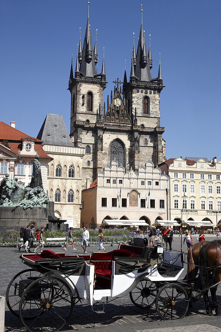 Jan-Hus-Denkmal und Tyn-Kirche in Staromestske Namesti (Altstädter Ring), Prag, Tschechische Republik