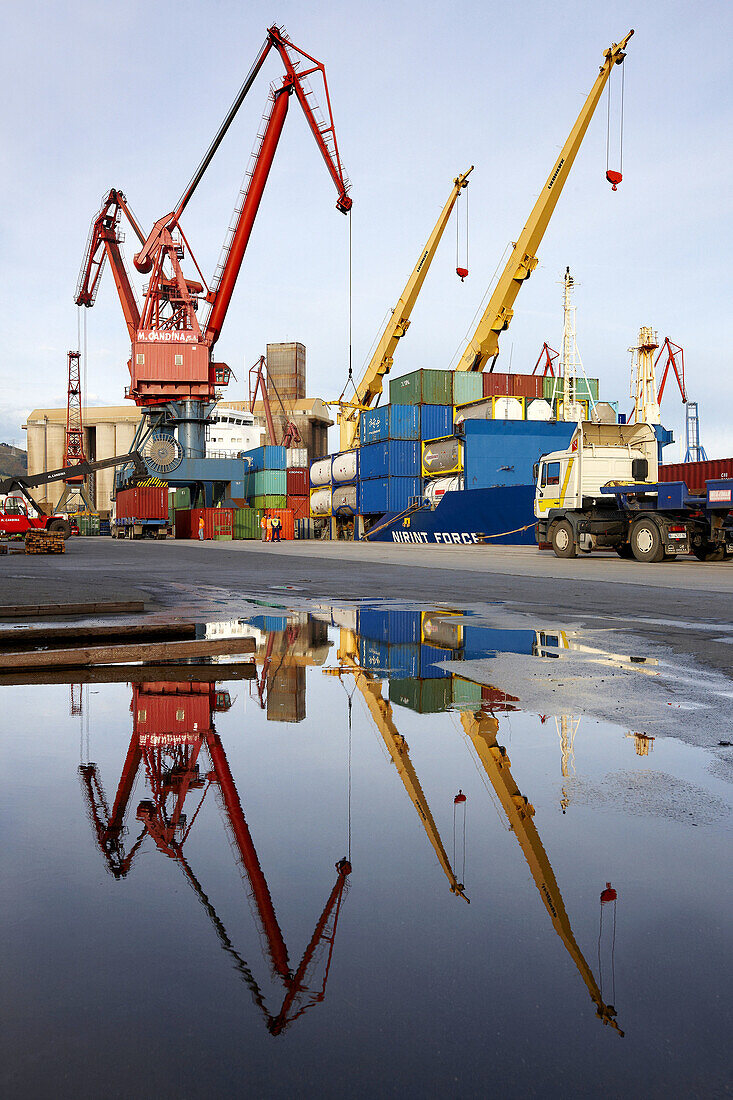 Beladung mit Containern. Hafen von Bilbao, Biskaya, Baskenland, Spanien