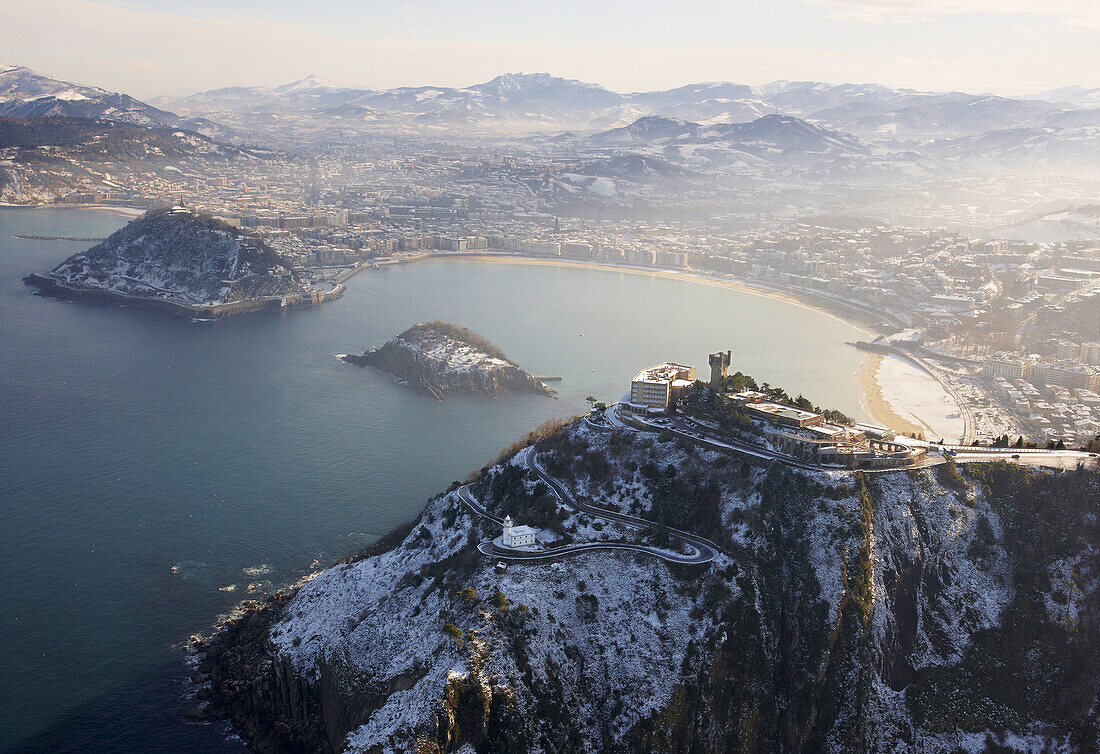 Der Berg Igeldo und die Bucht La Concha, Schnee, Donostia (auch bekannt als San Sebastian). Guipuzcoa, Baskenland, Spanien