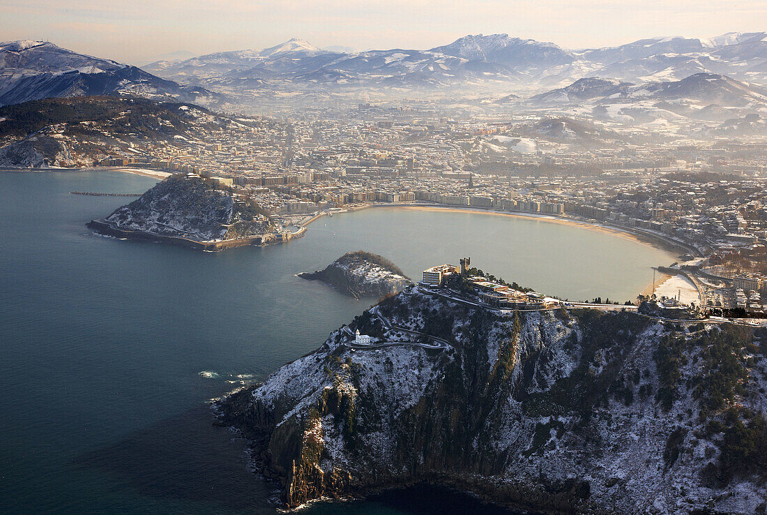 Bucht La Concha, Schnee, Donostia (auch bekannt als San Sebastian). Guipuzcoa, Baskenland, Spanien