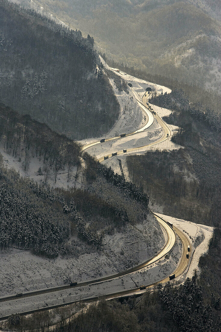 Schneebedeckter Etxegarate-Pass, Idiazabal. Guipuzcoa, Baskenland, Spanien