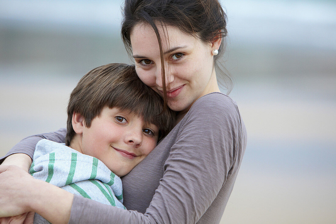 Bruder und Schwester (12 und 20 Jahre alt)