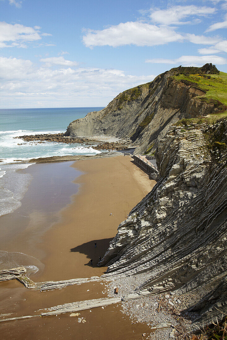 Fliehende Gesteinsschichten, Itzurun-Strand, Zumaia, Guipuzcoa, Baskenland, Spanien