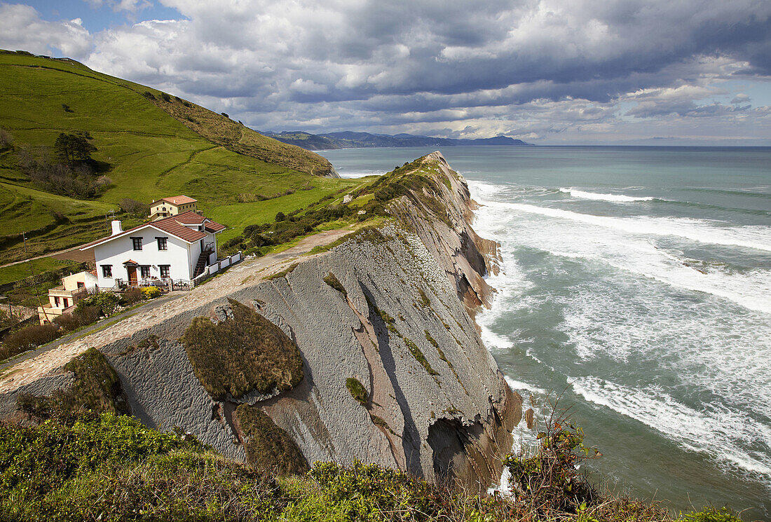 Fliehende Gesteinsschichten, Zumaia, Guipuzcoa, Baskenland, Spanien