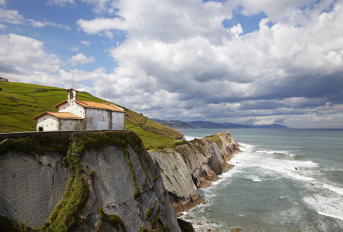 Kapelle von San Telmo, 'flysh'-Felsschichten, Zumaia, Guipuzcoa, Baskenland, Spanien