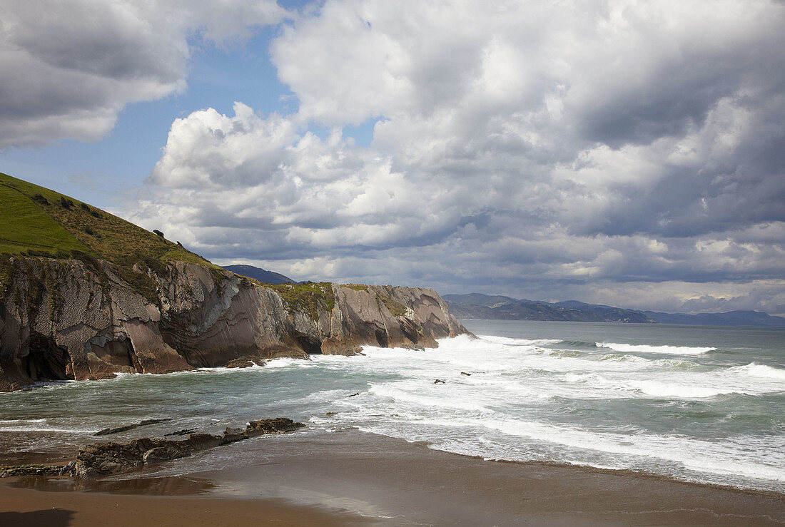 Fliehende Gesteinsschichten, Zumaia, Guipuzcoa, Baskenland, Spanien