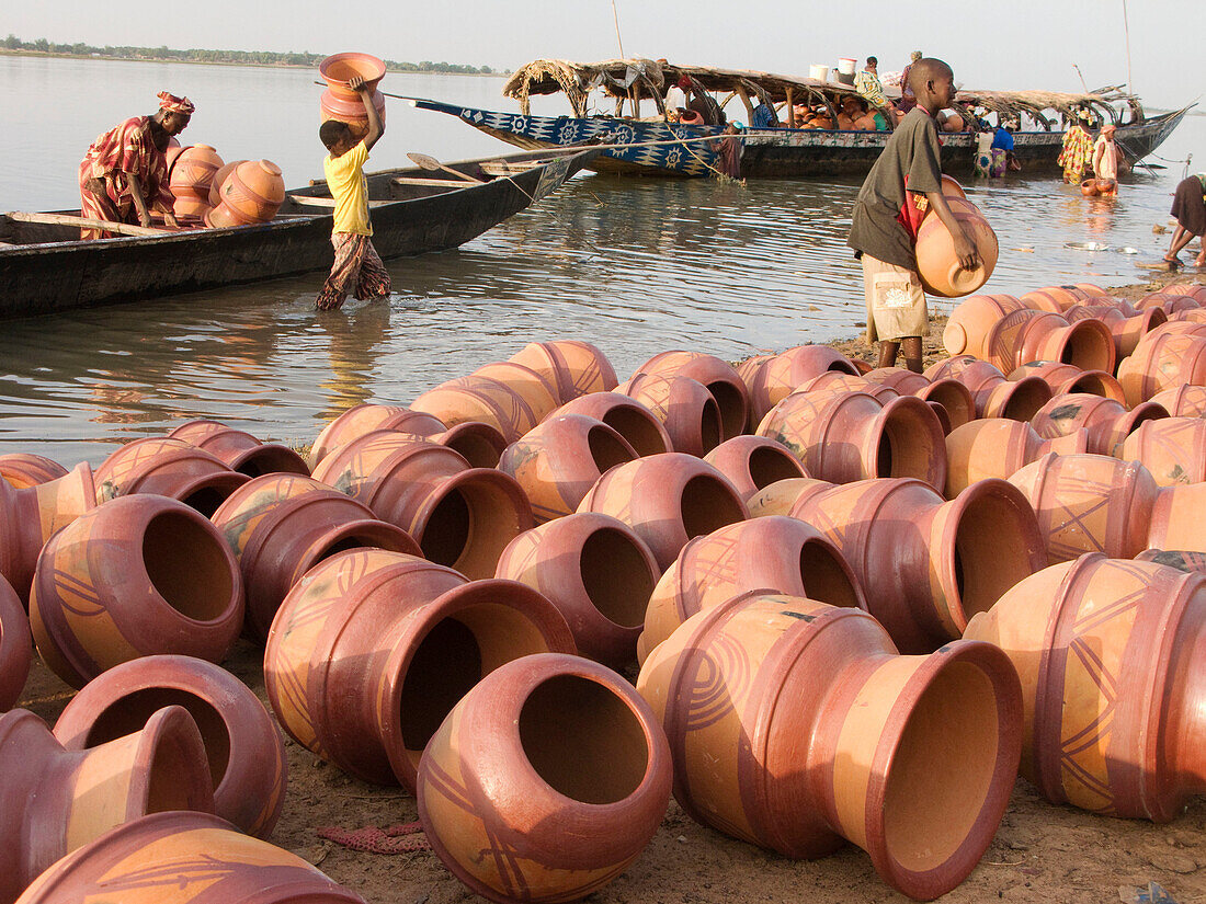 Unloading pottery from Farako village at Segou riverside. Mali