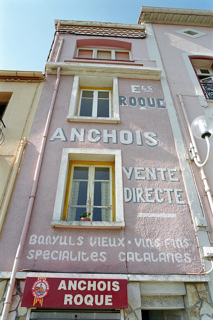 Hausfassade mit Beschriftung, Anchois, Anchovis, Haus, Fassade, Collioure, Languedoc-Roussillon, Südfrankreich, Frankreich