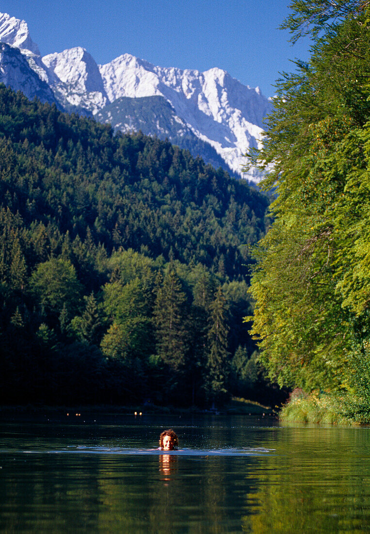 Eine Frau schwimmt im Rissersee, Bayern, Deutschland, Europa