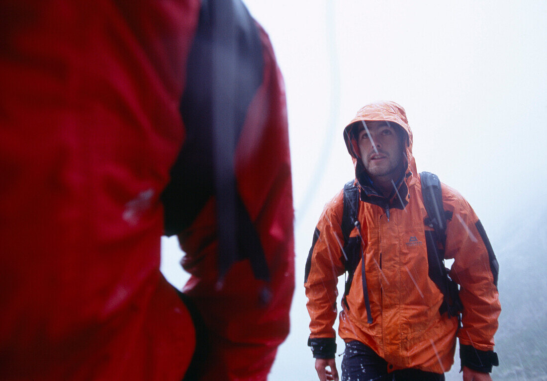 Zwei Bergsteiger im Regen, Graubünden, Schweiz, Europa