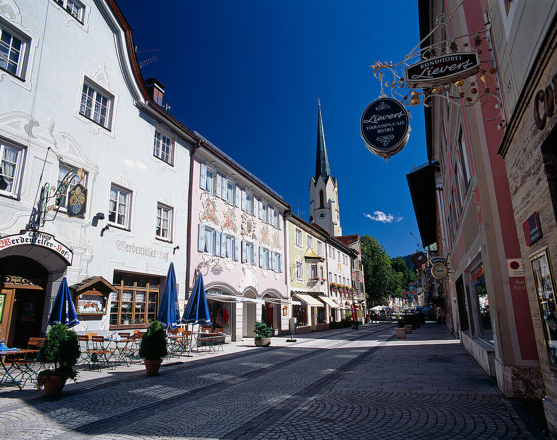 Gasthaus und Häuser in der Ludwigsstraße im Sonnenlicht, Garmisch-Partenkirchen, Bayern, Deutschland, Europa