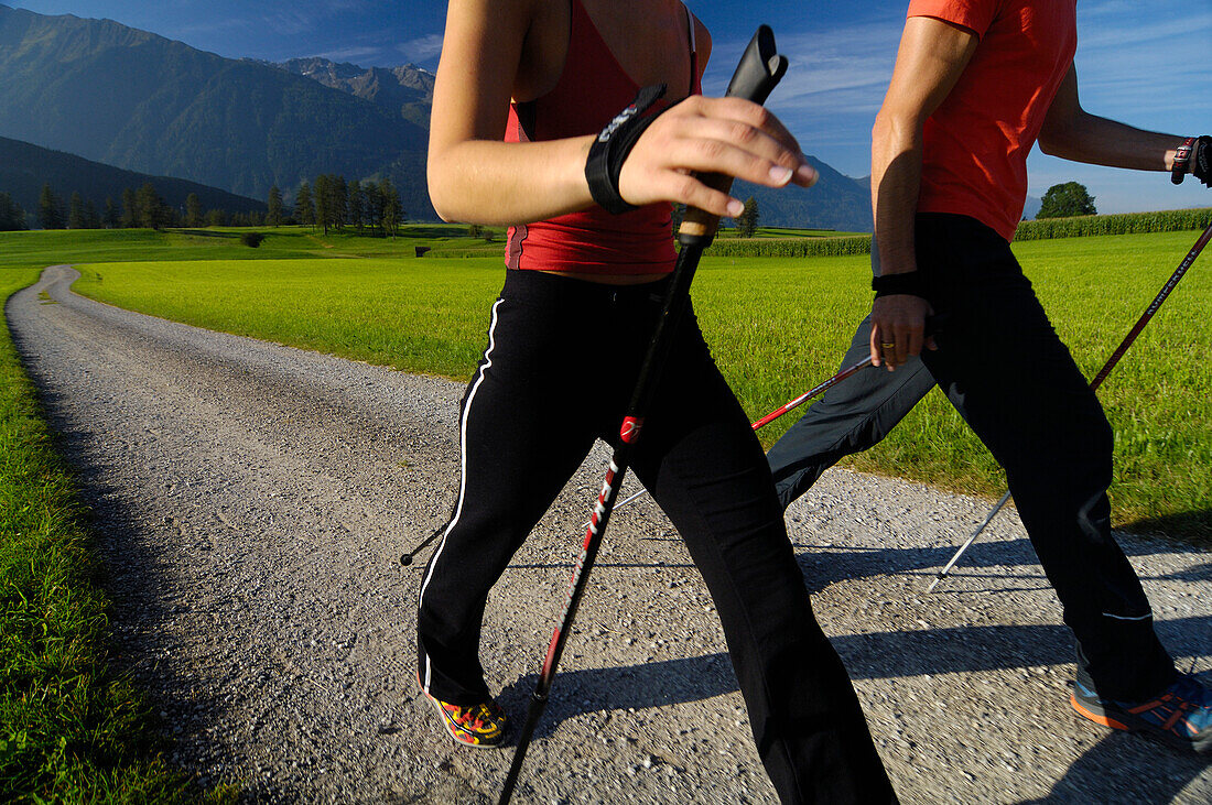 Ein Paar beim Nordic Walking, Tirol, Österreich, Europa