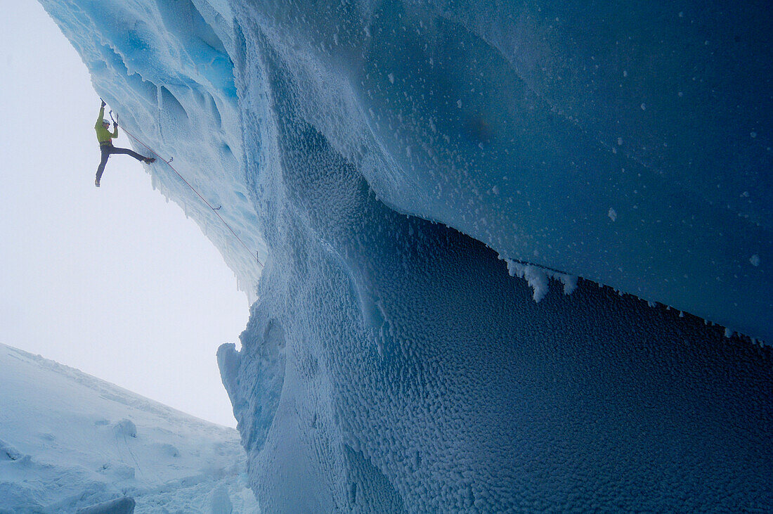 Mensch beim Eisklettern auf einem Gletscher, Tirol, Österreich, Europa