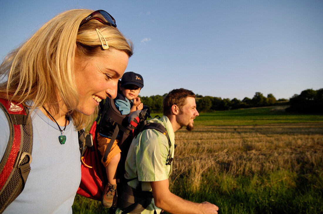 Junge Familie wandert in idyllischer Landschaft, Fränkische Schweiz, Bayern, Deutschland, Europa