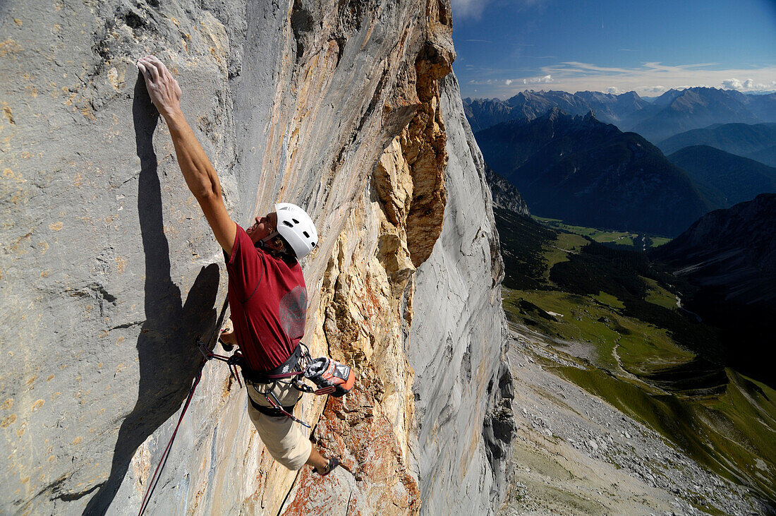 Kletterer an der Schüsselkar Südwand im Sonnenlicht, Tirol, Österreich, Europa
