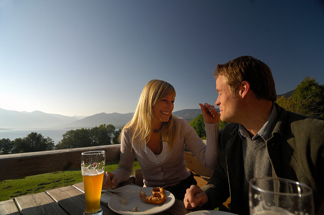 Paar in einem Biergarten, nahe Tegernsee, nahe Gmund, Onerbayern, Bayern, Deutschland