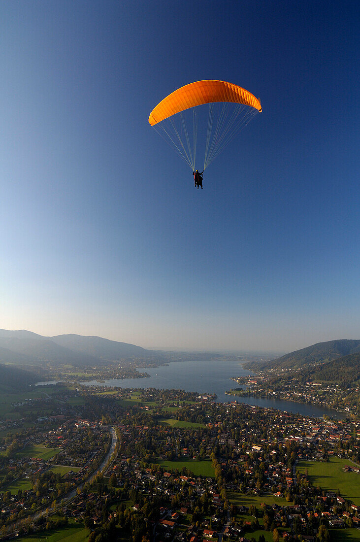 Gleitschirmfliegen über Tegernsee, nahe Rottach-Egern, Tegernsee, Oberbayern, Bayern, Deutschland